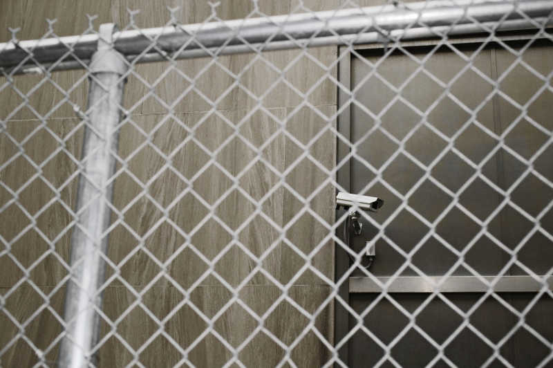 铁丝网监控摄像机